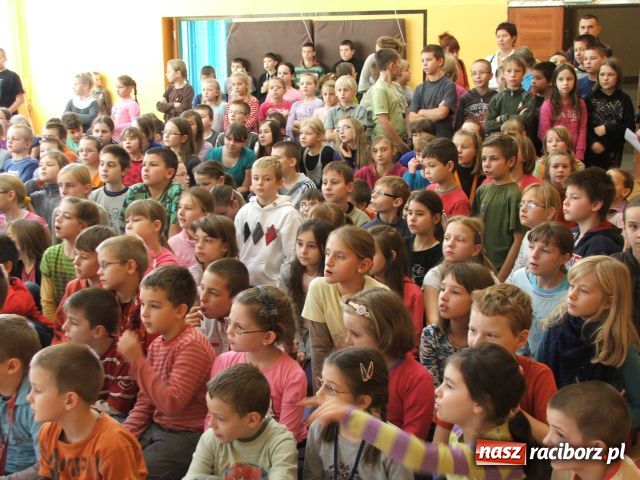 Zdjęcie w galerii na portalu naszraciborz.pl: Stanisław Kmiecik spotkał się z uczniami „Trzynastki”  wiadomości z regionu