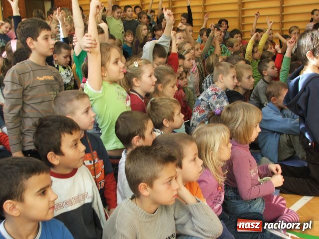 Zdjęcie w galerii na portalu naszraciborz.pl: Stanisław Kmiecik spotkał się z uczniami „Trzynastki”  wiadomości z regionu