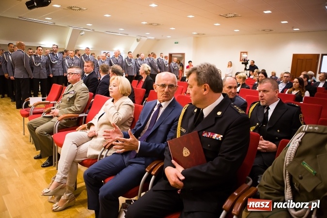 Zdjęcie w galerii na portalu naszraciborz.pl: Raciborskie obchody Święta Policji na zamku. 70 funkcjonariuszy z awansami wiadomości z regionu