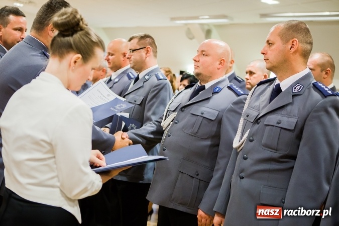 Zdjęcie w galerii na portalu naszraciborz.pl: Raciborskie obchody Święta Policji na zamku. 70 funkcjonariuszy z awansami wiadomości z regionu