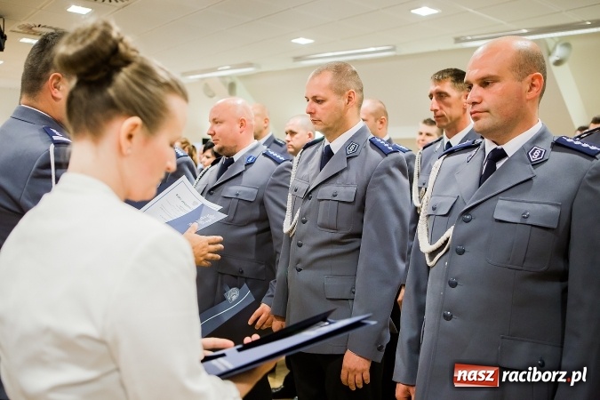 Zdjęcie w galerii na portalu naszraciborz.pl: Raciborskie obchody Święta Policji na zamku. 70 funkcjonariuszy z awansami wiadomości z regionu