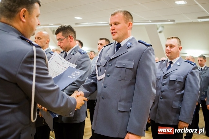 Zdjęcie w galerii na portalu naszraciborz.pl: Raciborskie obchody Święta Policji na zamku. 70 funkcjonariuszy z awansami wiadomości z regionu