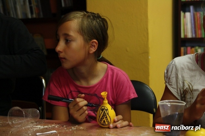 Zdjęcie w galerii na portalu naszraciborz.pl: Biblioteka w Nędzy uczy jak pozbyć się stresu. Jak?  wiadomości z regionu