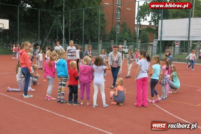 Zdjęcie w galerii na portalu naszraciborz.pl: Kim jest Dżok? - spotkanie z pisarką Barbarą Gawryluk w bibliotece wiadomości z regionu