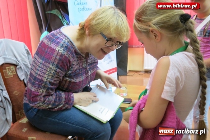 Zdjęcie w galerii na portalu naszraciborz.pl: Kim jest Dżok? - spotkanie z pisarką Barbarą Gawryluk w bibliotece wiadomości z regionu