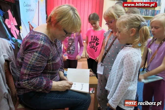 Zdjęcie w galerii na portalu naszraciborz.pl: Kim jest Dżok? - spotkanie z pisarką Barbarą Gawryluk w bibliotece wiadomości z regionu