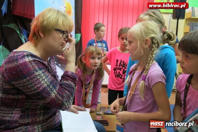 Zdjęcie w galerii na portalu naszraciborz.pl: Kim jest Dżok? - spotkanie z pisarką Barbarą Gawryluk w bibliotece wiadomości z regionu