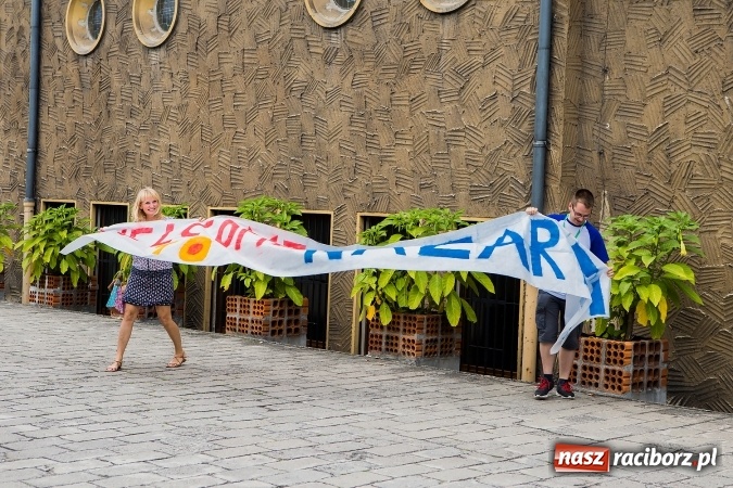 Zdjęcie w galerii na portalu naszraciborz.pl: Z Bahrajnu do Raciborza. Pielgrzymi przyjeżdżają na Światowe Dni Młodzieży wiadomości z regionu