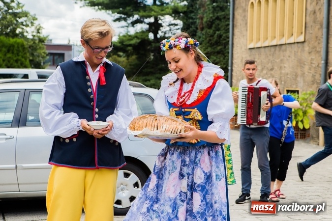 Zdjęcie w galerii na portalu naszraciborz.pl: Z Bahrajnu do Raciborza. Pielgrzymi przyjeżdżają na Światowe Dni Młodzieży wiadomości z regionu