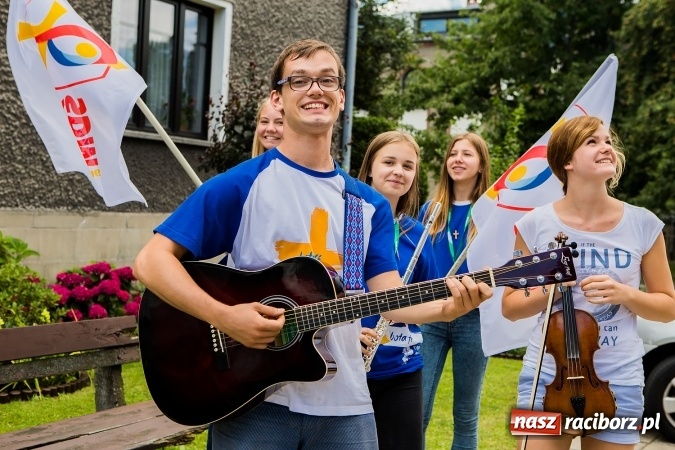 Zdjęcie w galerii na portalu naszraciborz.pl: Z Bahrajnu do Raciborza. Pielgrzymi przyjeżdżają na Światowe Dni Młodzieży wiadomości z regionu