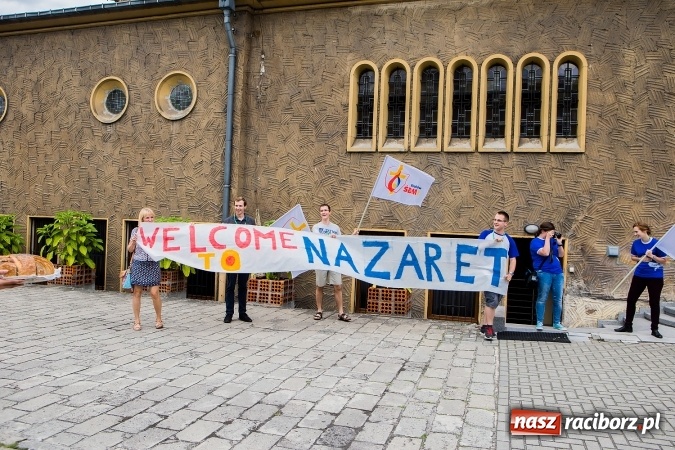 Zdjęcie w galerii na portalu naszraciborz.pl: Z Bahrajnu do Raciborza. Pielgrzymi przyjeżdżają na Światowe Dni Młodzieży wiadomości z regionu
