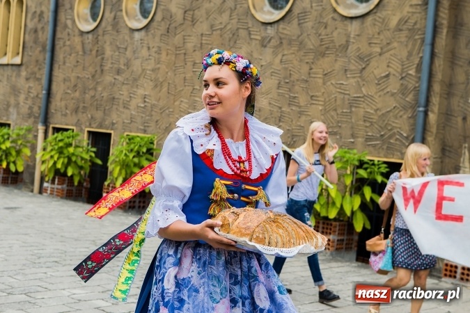 Zdjęcie w galerii na portalu naszraciborz.pl: Z Bahrajnu do Raciborza. Pielgrzymi przyjeżdżają na Światowe Dni Młodzieży wiadomości z regionu