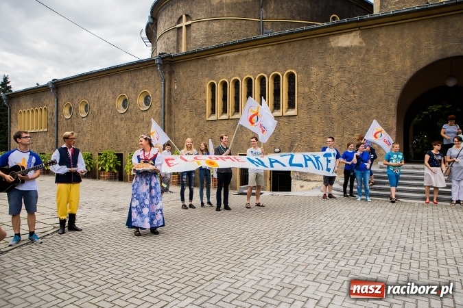 Zdjęcie w galerii na portalu naszraciborz.pl: Z Bahrajnu do Raciborza. Pielgrzymi przyjeżdżają na Światowe Dni Młodzieży wiadomości z regionu