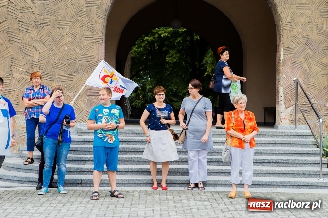 Zdjęcie w galerii na portalu naszraciborz.pl: Z Bahrajnu do Raciborza. Pielgrzymi przyjeżdżają na Światowe Dni Młodzieży wiadomości z regionu