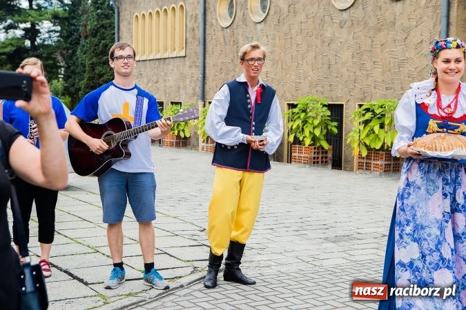 Zdjęcie w galerii na portalu naszraciborz.pl: Z Bahrajnu do Raciborza. Pielgrzymi przyjeżdżają na Światowe Dni Młodzieży wiadomości z regionu