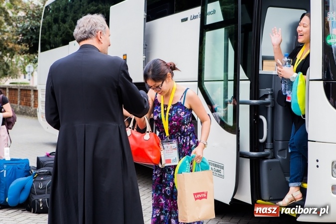 Zdjęcie w galerii na portalu naszraciborz.pl: Z Bahrajnu do Raciborza. Pielgrzymi przyjeżdżają na Światowe Dni Młodzieży wiadomości z regionu