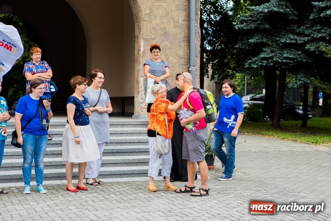 Zdjęcie w galerii na portalu naszraciborz.pl: Z Bahrajnu do Raciborza. Pielgrzymi przyjeżdżają na Światowe Dni Młodzieży wiadomości z regionu