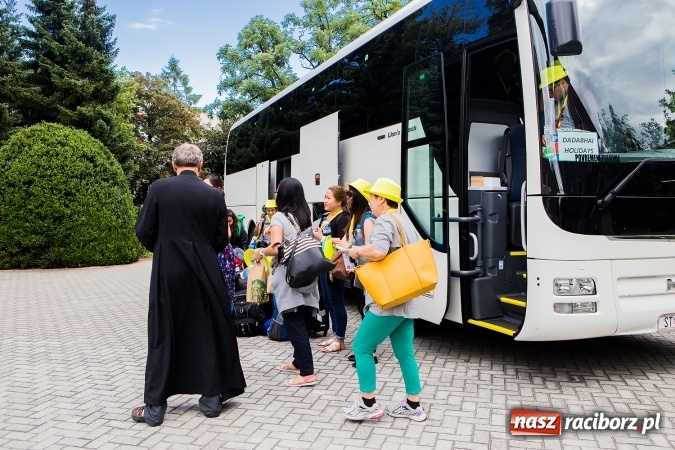 Zdjęcie w galerii na portalu naszraciborz.pl: Z Bahrajnu do Raciborza. Pielgrzymi przyjeżdżają na Światowe Dni Młodzieży wiadomości z regionu