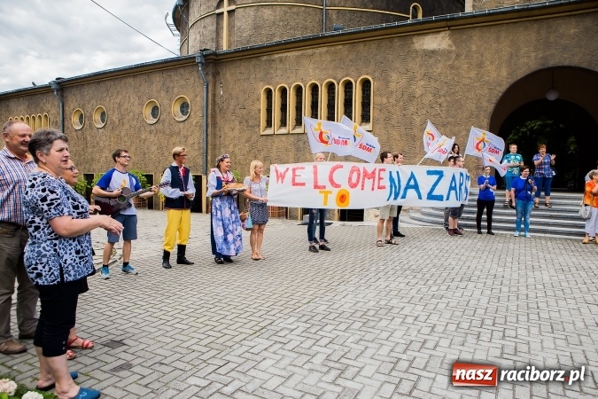 Zdjęcie w galerii na portalu naszraciborz.pl: Z Bahrajnu do Raciborza. Pielgrzymi przyjeżdżają na Światowe Dni Młodzieży wiadomości z regionu