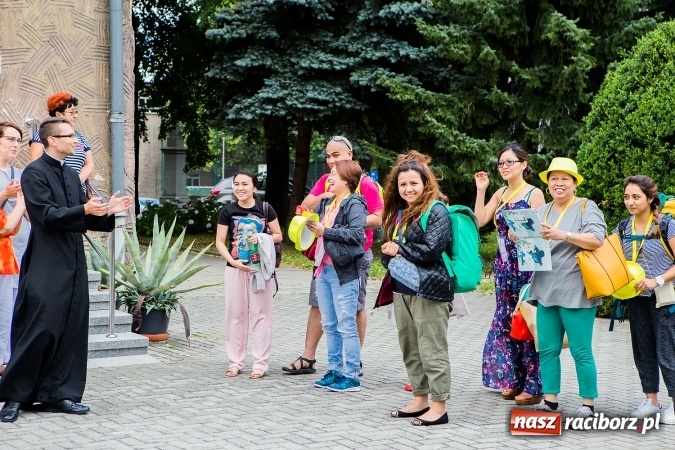 Zdjęcie w galerii na portalu naszraciborz.pl: Z Bahrajnu do Raciborza. Pielgrzymi przyjeżdżają na Światowe Dni Młodzieży wiadomości z regionu