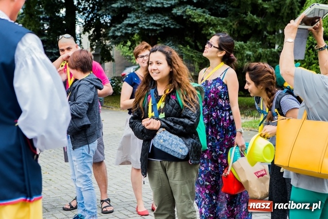 Zdjęcie w galerii na portalu naszraciborz.pl: Z Bahrajnu do Raciborza. Pielgrzymi przyjeżdżają na Światowe Dni Młodzieży wiadomości z regionu
