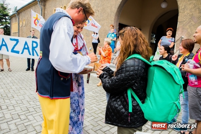 Zdjęcie w galerii na portalu naszraciborz.pl: Z Bahrajnu do Raciborza. Pielgrzymi przyjeżdżają na Światowe Dni Młodzieży wiadomości z regionu