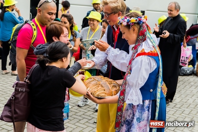 Zdjęcie w galerii na portalu naszraciborz.pl: Z Bahrajnu do Raciborza. Pielgrzymi przyjeżdżają na Światowe Dni Młodzieży wiadomości z regionu