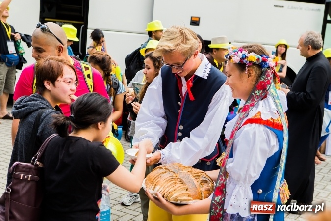 Zdjęcie w galerii na portalu naszraciborz.pl: Z Bahrajnu do Raciborza. Pielgrzymi przyjeżdżają na Światowe Dni Młodzieży wiadomości z regionu