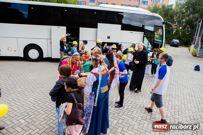 Zdjęcie w galerii na portalu naszraciborz.pl: Z Bahrajnu do Raciborza. Pielgrzymi przyjeżdżają na Światowe Dni Młodzieży wiadomości z regionu