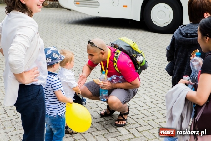 Zdjęcie w galerii na portalu naszraciborz.pl: Z Bahrajnu do Raciborza. Pielgrzymi przyjeżdżają na Światowe Dni Młodzieży wiadomości z regionu