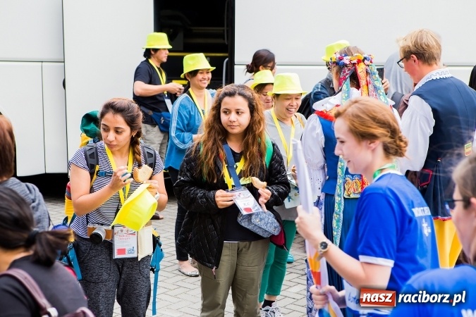 Zdjęcie w galerii na portalu naszraciborz.pl: Z Bahrajnu do Raciborza. Pielgrzymi przyjeżdżają na Światowe Dni Młodzieży wiadomości z regionu