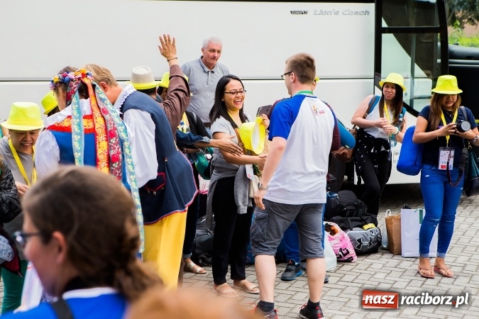 Zdjęcie w galerii na portalu naszraciborz.pl: Z Bahrajnu do Raciborza. Pielgrzymi przyjeżdżają na Światowe Dni Młodzieży wiadomości z regionu
