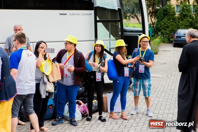 Zdjęcie w galerii na portalu naszraciborz.pl: Z Bahrajnu do Raciborza. Pielgrzymi przyjeżdżają na Światowe Dni Młodzieży wiadomości z regionu