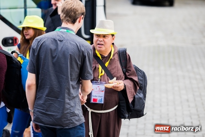 Zdjęcie w galerii na portalu naszraciborz.pl: Z Bahrajnu do Raciborza. Pielgrzymi przyjeżdżają na Światowe Dni Młodzieży wiadomości z regionu