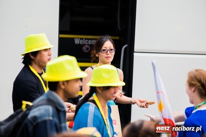 Zdjęcie w galerii na portalu naszraciborz.pl: Z Bahrajnu do Raciborza. Pielgrzymi przyjeżdżają na Światowe Dni Młodzieży wiadomości z regionu