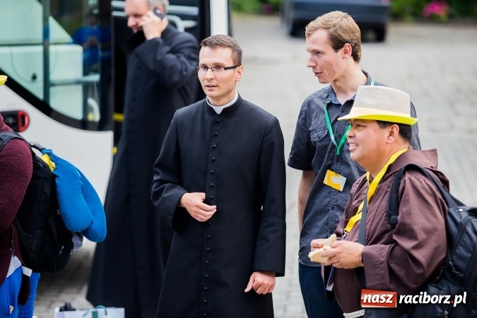 Zdjęcie w galerii na portalu naszraciborz.pl: Z Bahrajnu do Raciborza. Pielgrzymi przyjeżdżają na Światowe Dni Młodzieży wiadomości z regionu