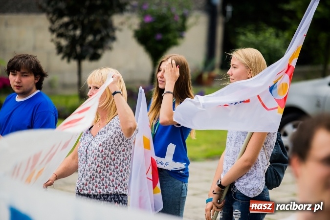 Zdjęcie w galerii na portalu naszraciborz.pl: Z Bahrajnu do Raciborza. Pielgrzymi przyjeżdżają na Światowe Dni Młodzieży wiadomości z regionu