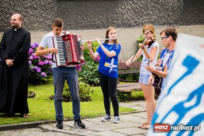 Zdjęcie w galerii na portalu naszraciborz.pl: Z Bahrajnu do Raciborza. Pielgrzymi przyjeżdżają na Światowe Dni Młodzieży wiadomości z regionu