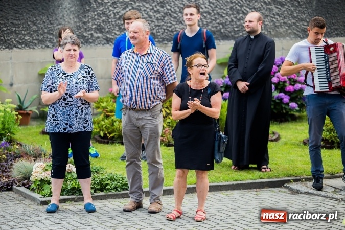 Zdjęcie w galerii na portalu naszraciborz.pl: Z Bahrajnu do Raciborza. Pielgrzymi przyjeżdżają na Światowe Dni Młodzieży wiadomości z regionu