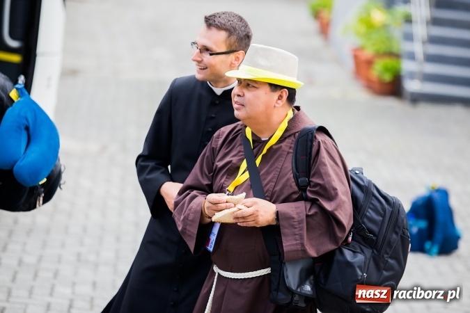 Zdjęcie w galerii na portalu naszraciborz.pl: Z Bahrajnu do Raciborza. Pielgrzymi przyjeżdżają na Światowe Dni Młodzieży wiadomości z regionu