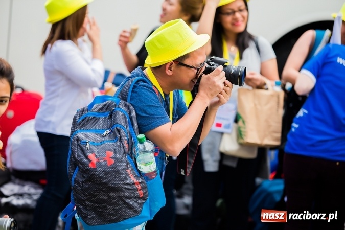 Zdjęcie w galerii na portalu naszraciborz.pl: Z Bahrajnu do Raciborza. Pielgrzymi przyjeżdżają na Światowe Dni Młodzieży wiadomości z regionu