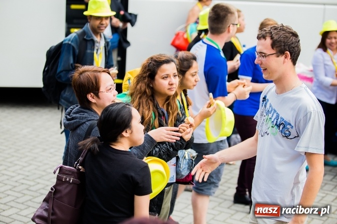 Zdjęcie w galerii na portalu naszraciborz.pl: Z Bahrajnu do Raciborza. Pielgrzymi przyjeżdżają na Światowe Dni Młodzieży wiadomości z regionu