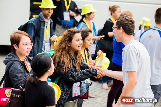 Zdjęcie w galerii na portalu naszraciborz.pl: Z Bahrajnu do Raciborza. Pielgrzymi przyjeżdżają na Światowe Dni Młodzieży wiadomości z regionu