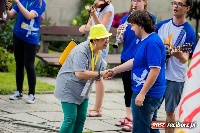 Zdjęcie w galerii na portalu naszraciborz.pl: Z Bahrajnu do Raciborza. Pielgrzymi przyjeżdżają na Światowe Dni Młodzieży wiadomości z regionu