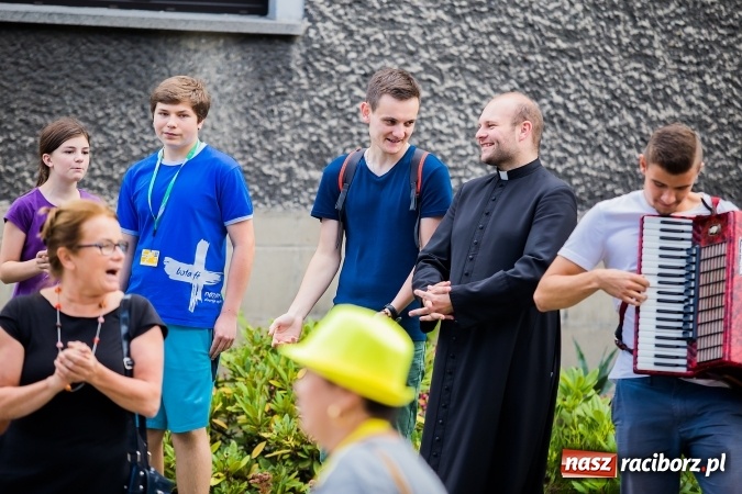 Zdjęcie w galerii na portalu naszraciborz.pl: Z Bahrajnu do Raciborza. Pielgrzymi przyjeżdżają na Światowe Dni Młodzieży wiadomości z regionu