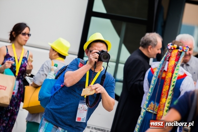 Zdjęcie w galerii na portalu naszraciborz.pl: Z Bahrajnu do Raciborza. Pielgrzymi przyjeżdżają na Światowe Dni Młodzieży wiadomości z regionu