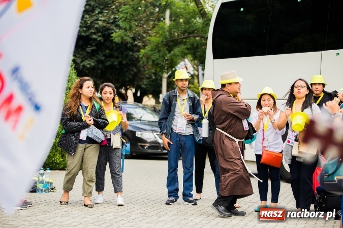 Zdjęcie w galerii na portalu naszraciborz.pl: Z Bahrajnu do Raciborza. Pielgrzymi przyjeżdżają na Światowe Dni Młodzieży wiadomości z regionu