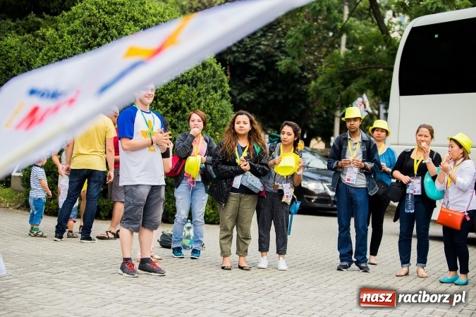 Zdjęcie w galerii na portalu naszraciborz.pl: Z Bahrajnu do Raciborza. Pielgrzymi przyjeżdżają na Światowe Dni Młodzieży wiadomości z regionu