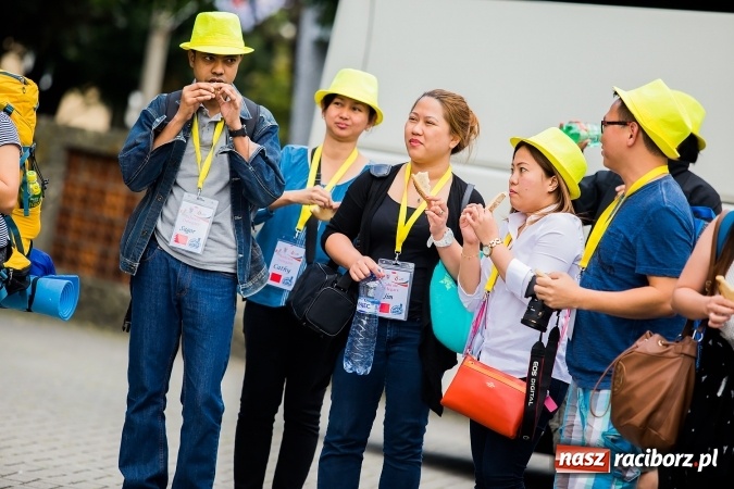 Zdjęcie w galerii na portalu naszraciborz.pl: Z Bahrajnu do Raciborza. Pielgrzymi przyjeżdżają na Światowe Dni Młodzieży wiadomości z regionu