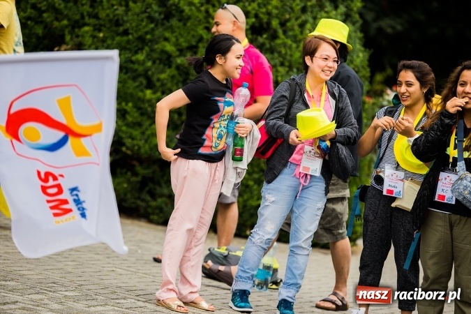 Zdjęcie w galerii na portalu naszraciborz.pl: Z Bahrajnu do Raciborza. Pielgrzymi przyjeżdżają na Światowe Dni Młodzieży wiadomości z regionu